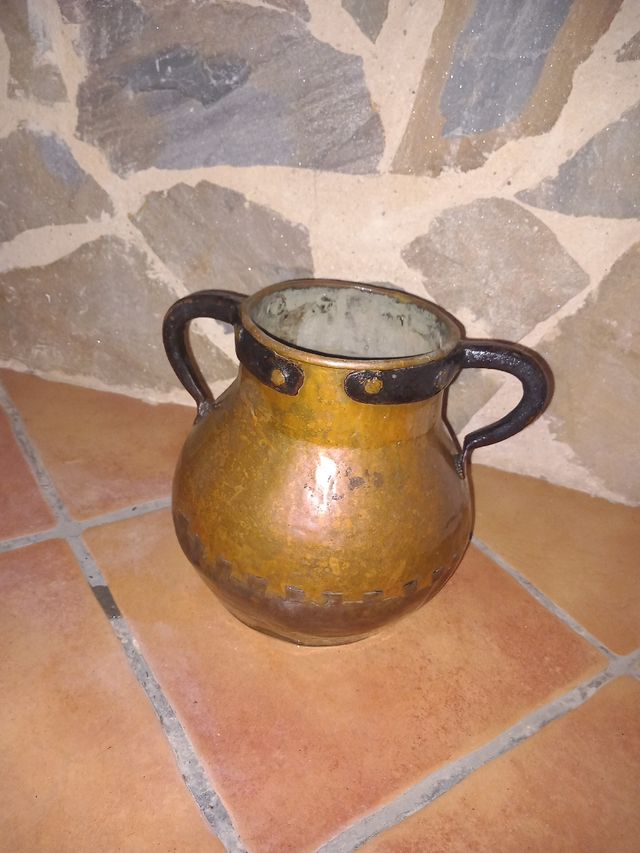 Vaso in bronzo antico con manici