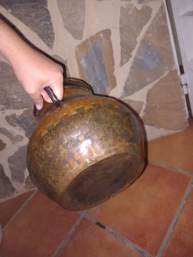 Vaso in bronzo antico con manici