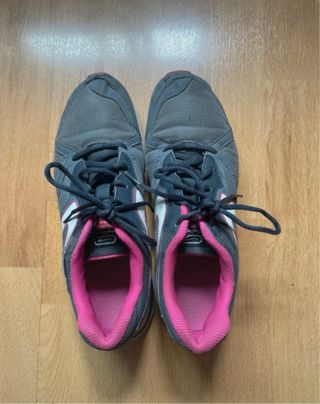 Zapatillas deportivas grises y rosas