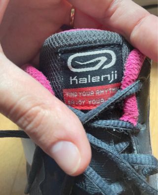 Zapatillas deportivas grises y rosas