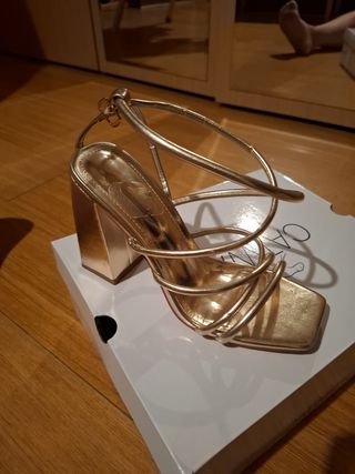 Sandalias doradas tacón alto