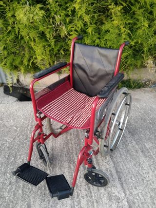 Silla de ruedas roja usada
