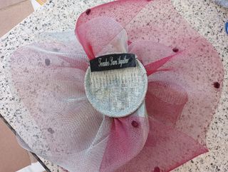 Tocado Rojo y Gris para eventos