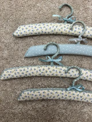 Pack de 7 perchas infantiles.