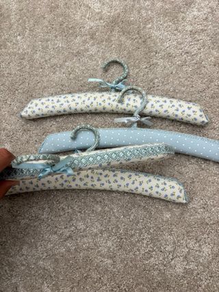 Pack de 7 perchas infantiles.