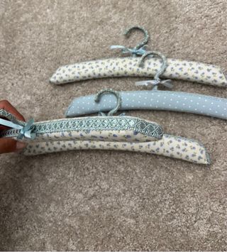 Pack de 7 perchas infantiles.