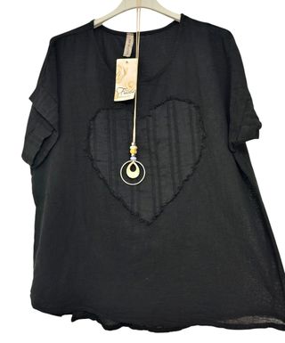 Camiseta negra corazón Moda