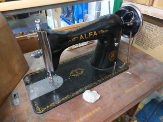 Maquina de coser antigua alfa