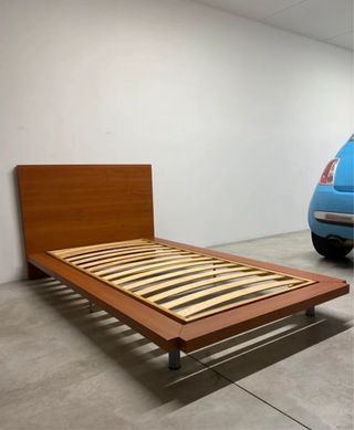 Letto singolo in legno marrone