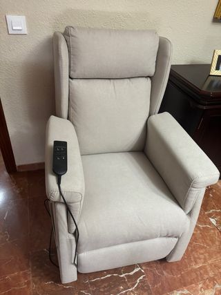 Sillón reclinable beige,com un mando para tumbarlo