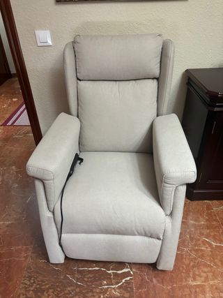 Sillón reclinable beige,com un mando para tumbarlo