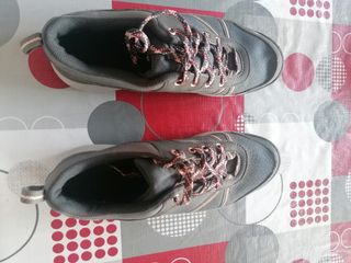 Zapatillas Quechua trekking grises y negras