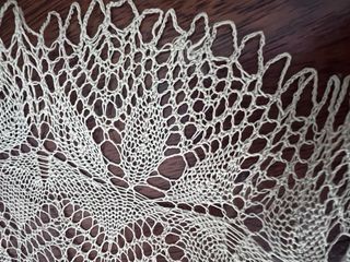 Centrotavola all'uncinetto beige