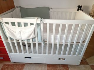 Cuna bebé blanco con cajones.
Cuna stuva de Ikea
