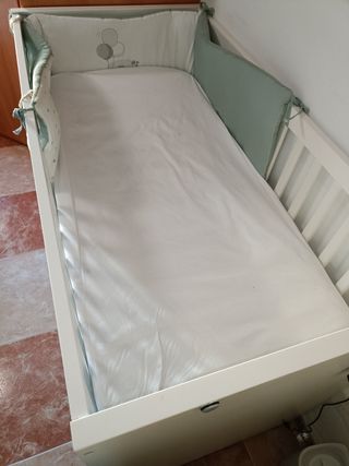 Cuna bebé blanco con cajones.
Cuna stuva de Ikea