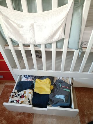 Cuna bebé blanco con cajones.
Cuna stuva de Ikea