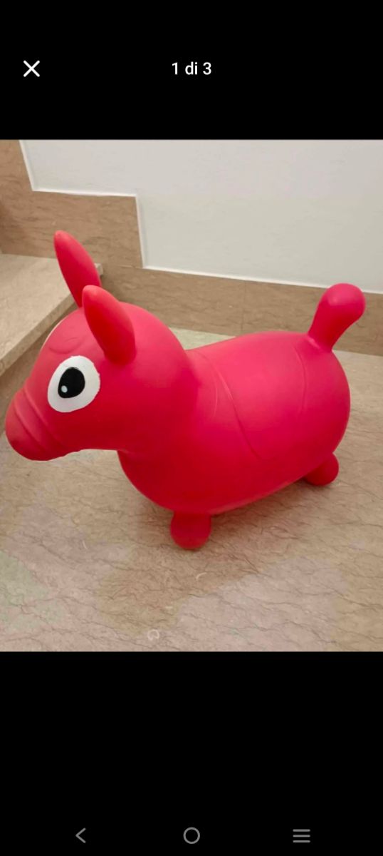 Cavalluccio gonfiabile rosso.