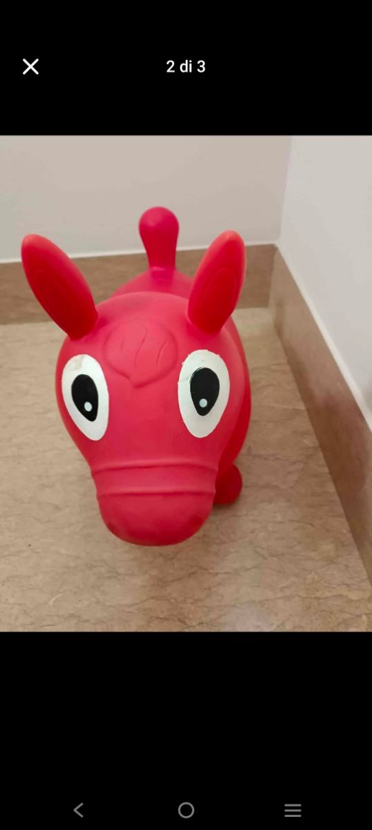 Cavalluccio gonfiabile rosso.