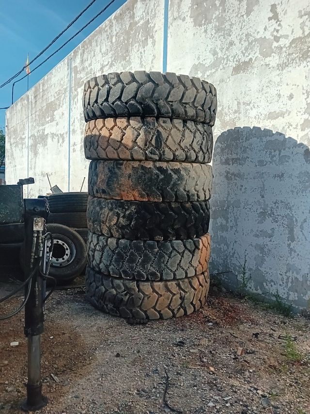 Neumáticos Komatsu 18.00R33 usados