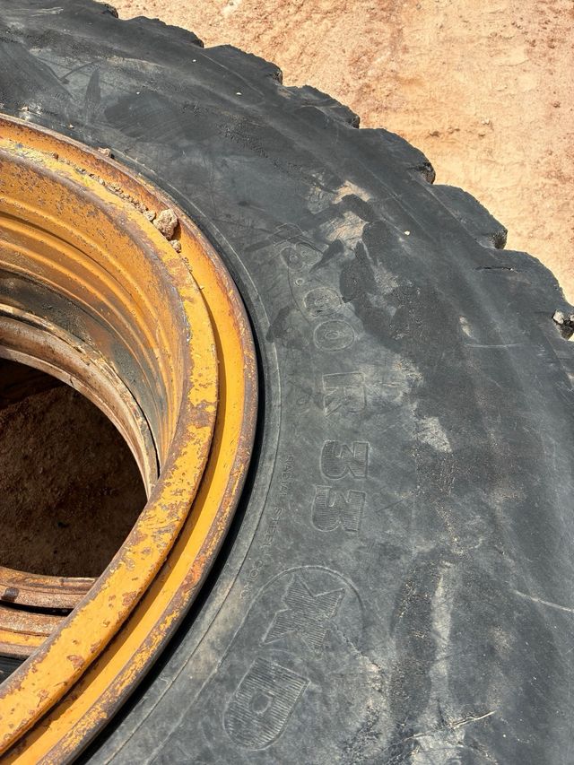 Neumáticos Komatsu 18.00R33 usados