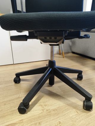 Silla de escritorio negra en buen estado.