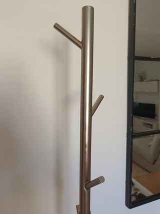 Perchero metálico moderno cómo nuevo