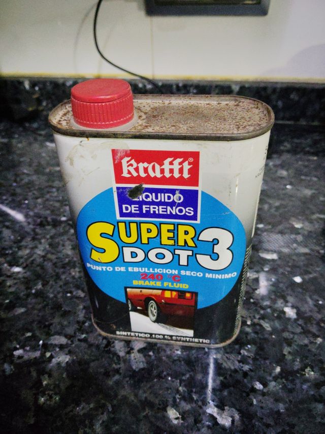 Original lata de liquido de frenos.