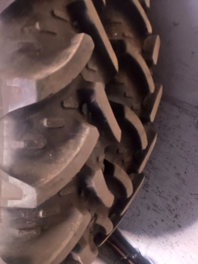 2 Ruedas estrechas seminuevas.