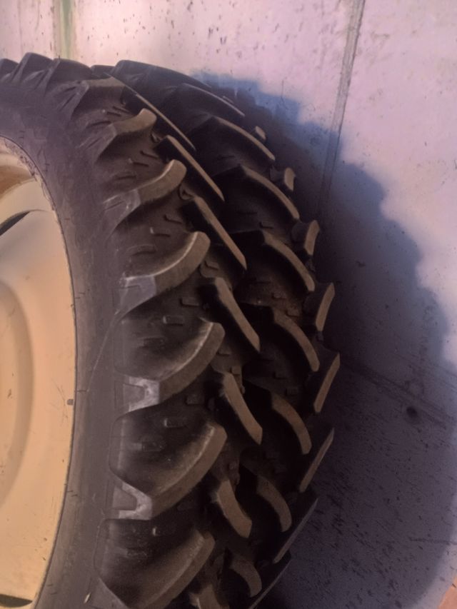 2 Ruedas estrechas seminuevas.