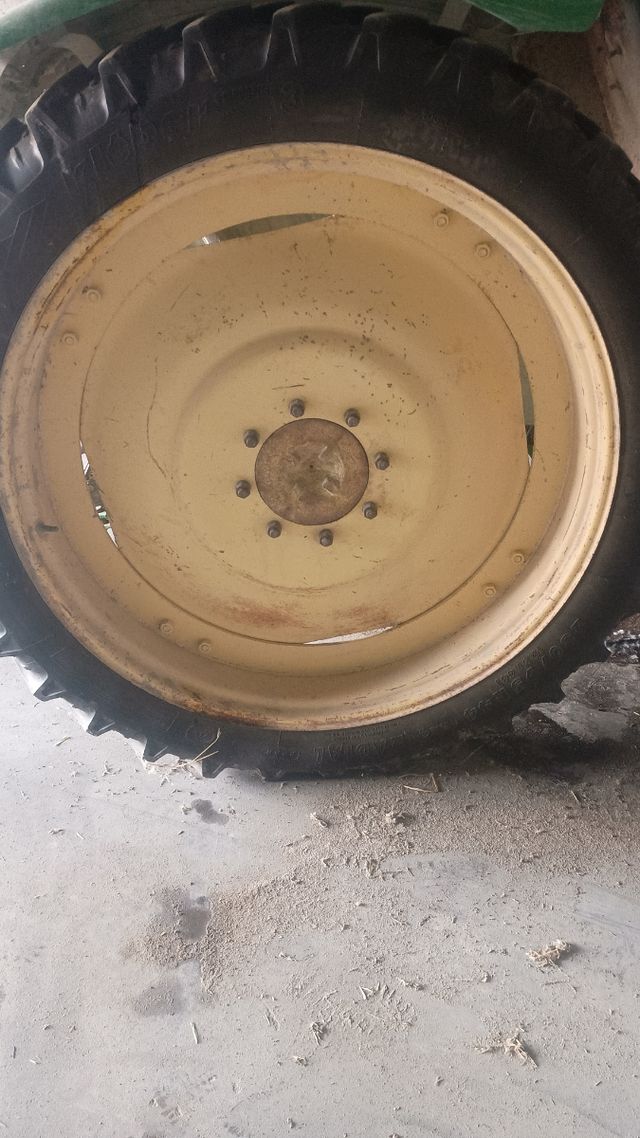 2 Ruedas estrechas seminuevas.