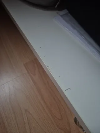 Mesita blanca auxiliar con ruedas