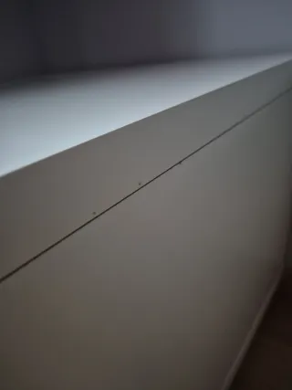 Mesita blanca auxiliar con ruedas