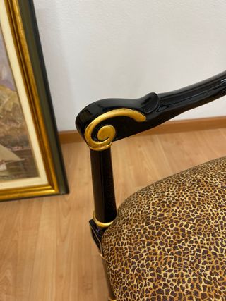 Silla vintage negra y dorada