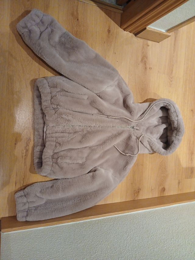 Cazadora Bershka pelo beige tallaS.Tiene 2 puestas