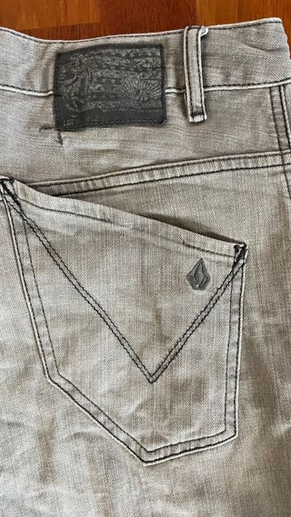 Vaqueros Volcom gris