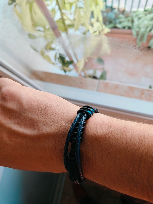 Pulsera cuero negra y azul metalizada