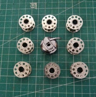 12 canillas con canillero para máquina de coser