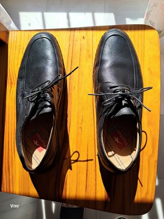 Zapatos Fluchos negros cordones.
