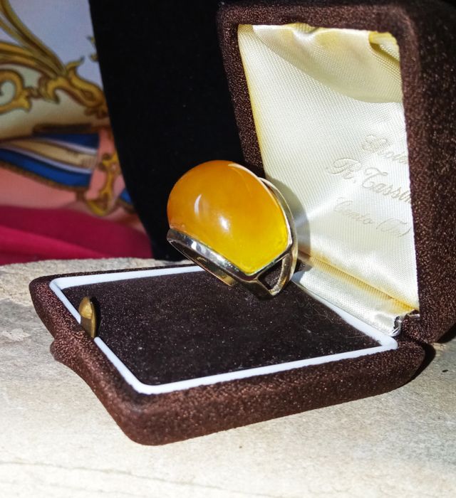 Anello antico Bachelite tinta Ambra baltica