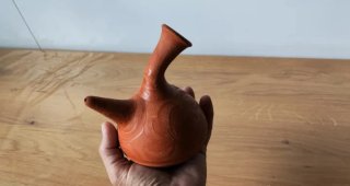 Botijo de barro con grabado artesanal