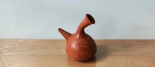 Botijo de barro con grabado artesanal