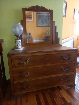 Cómoda antigua de madera