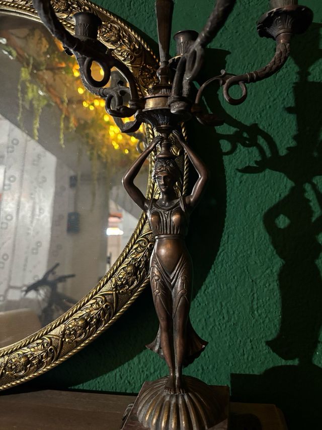 Recibidor, espejo y 2 candelabros