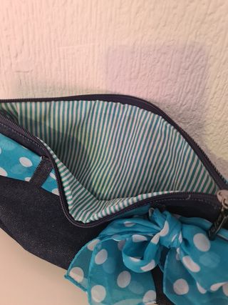 Estuche maquillaje azul y blanco