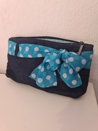 Estuche maquillaje azul y blanco