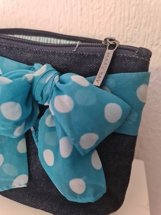 Estuche maquillaje azul y blanco