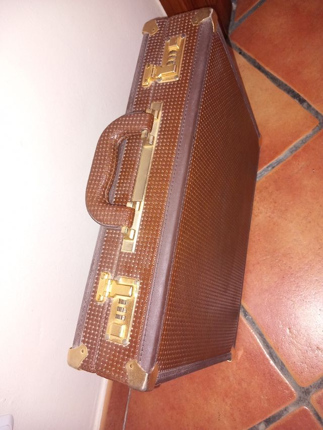 Valigetta antica marrone con chiusura a combinazione