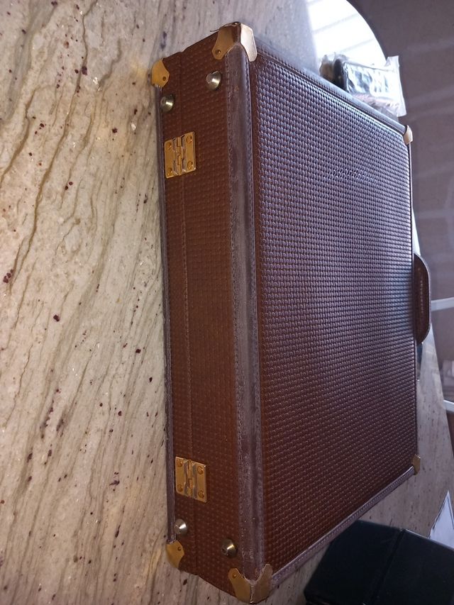 Valigetta antica marrone con chiusura a combinazione