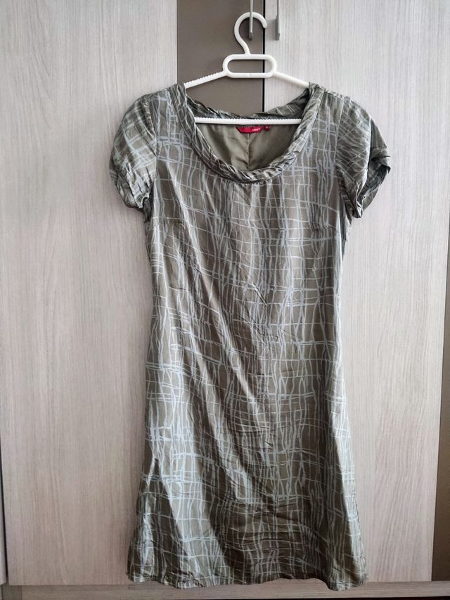 Vestido Laga verde oliva y azul claro.