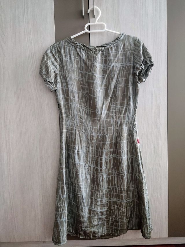 Vestido Laga verde oliva y azul claro.